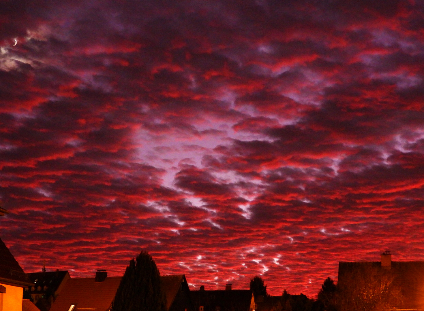 Mondsichel und Venus in spektakulärem Wolkenmeer...