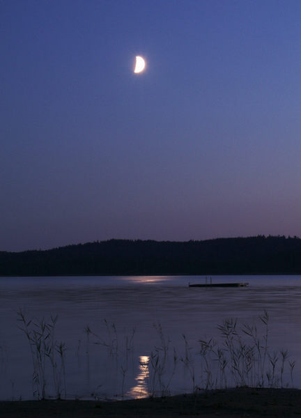 Mondspiegelung auf See in Schweden