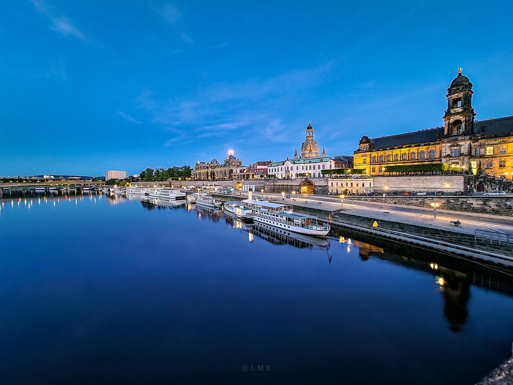 Mondspiel in der Blauen Stunde