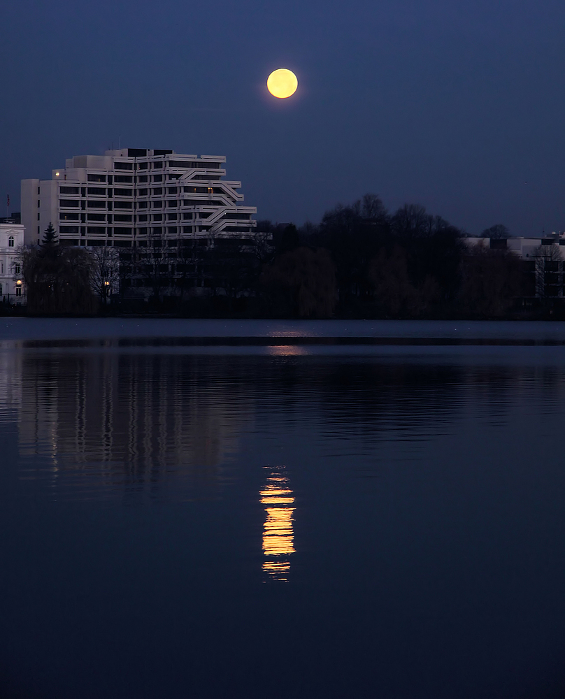 Mondsüchtig in Hamburg ...