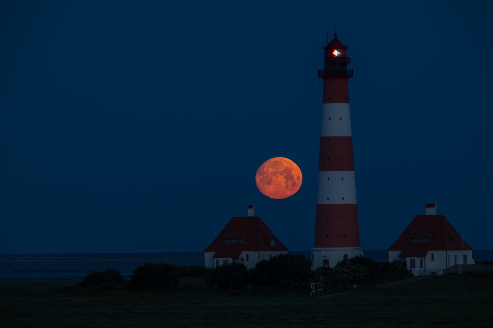 Monduntergang am Westerhever Leuchtturm