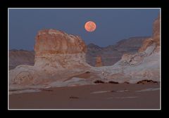 Monduntergang bei Vollmond in der Weissen Wüste
