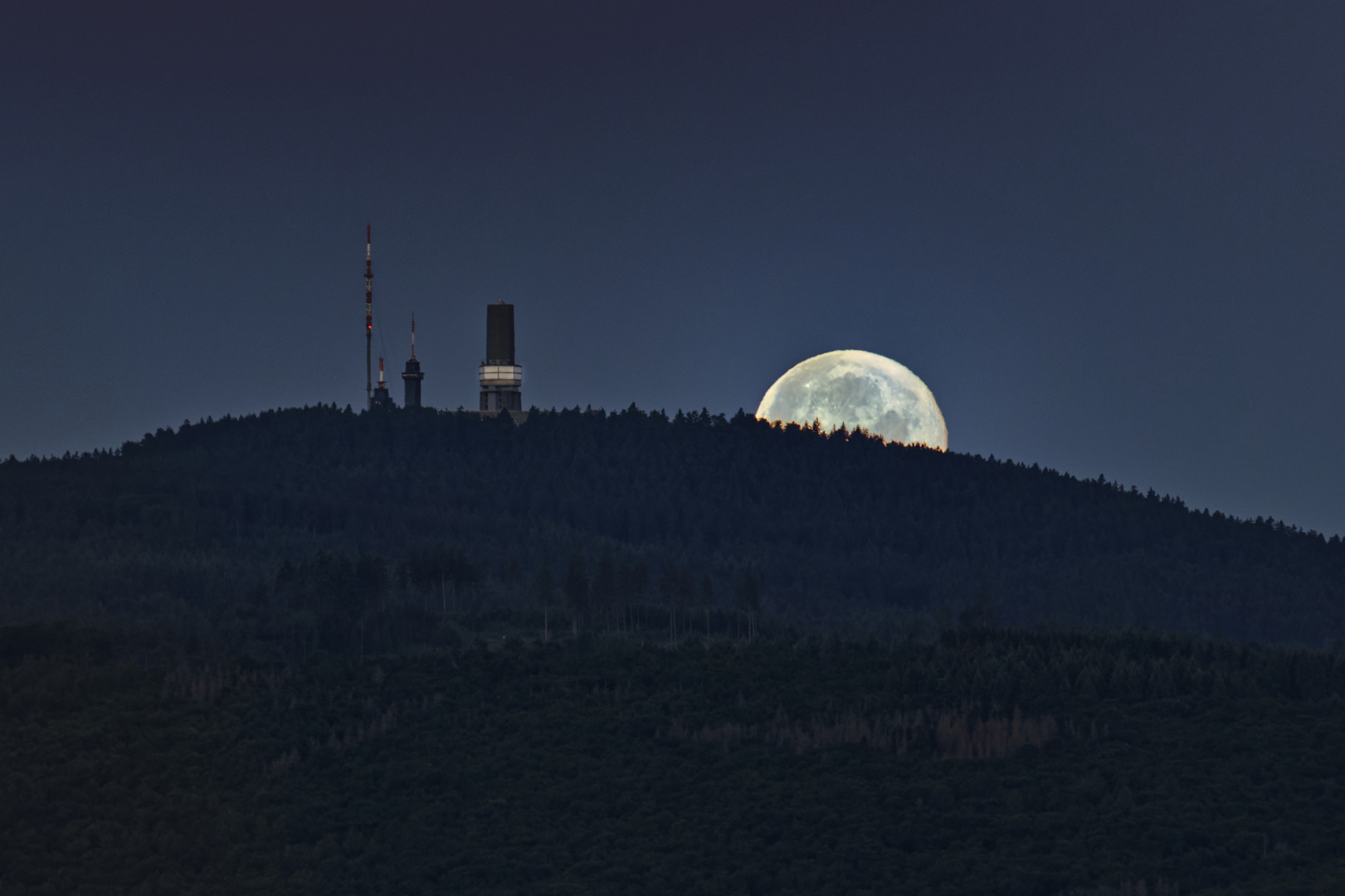 Monduntergang hinter dem Feldberg im Taunus