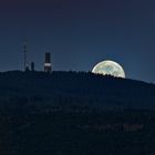 Monduntergang hinter dem Feldberg im Taunus