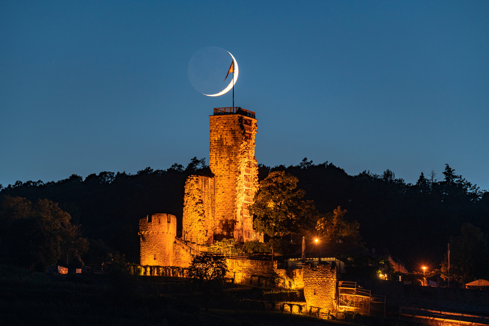 Monduntergang hinter der Wachtenburg