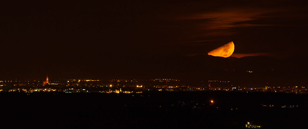 Monduntergang hinter Straßburg und den Vogesen