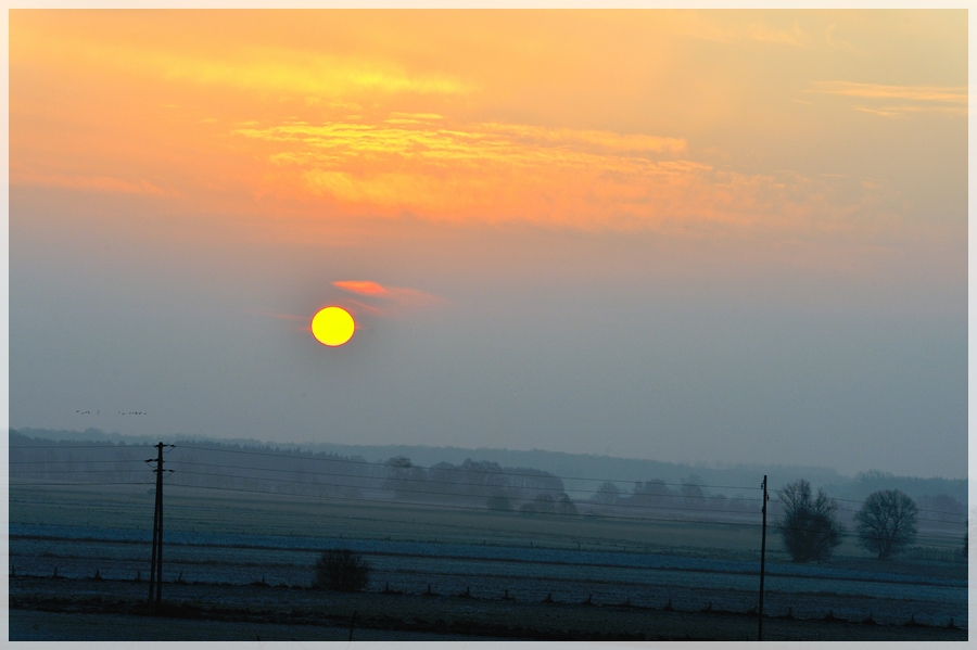 Monduntergang hinter Wolken