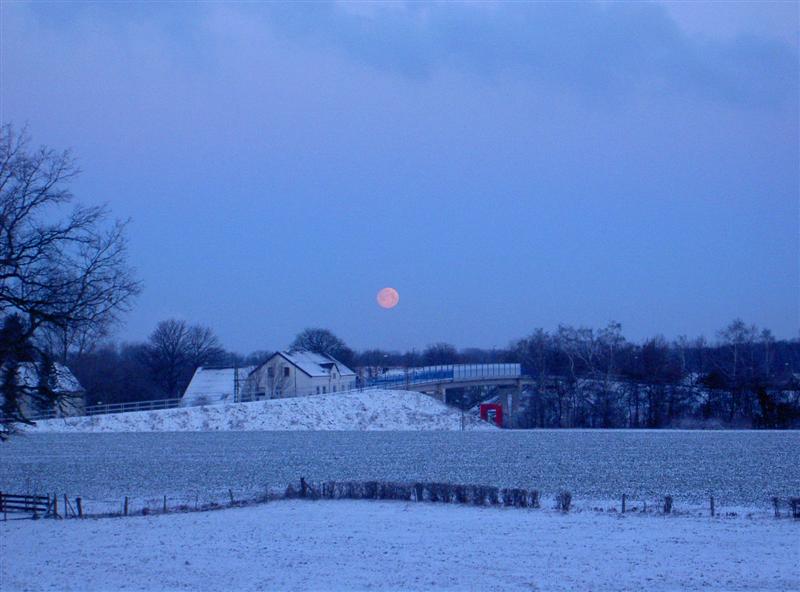 Monduntergang im Winter