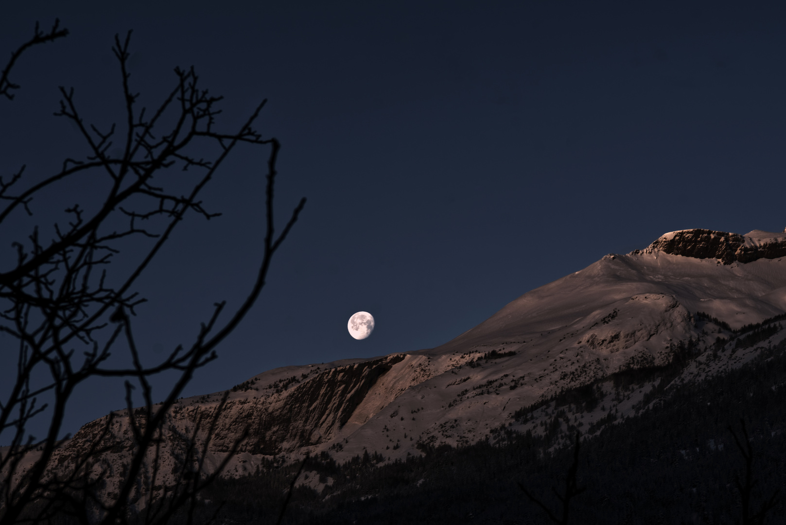 Monduntergang über dem Calanda (Chur)