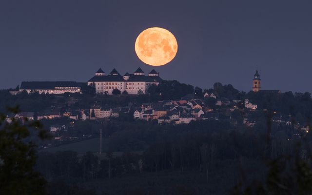 Monduntergang über der Augustusburg
