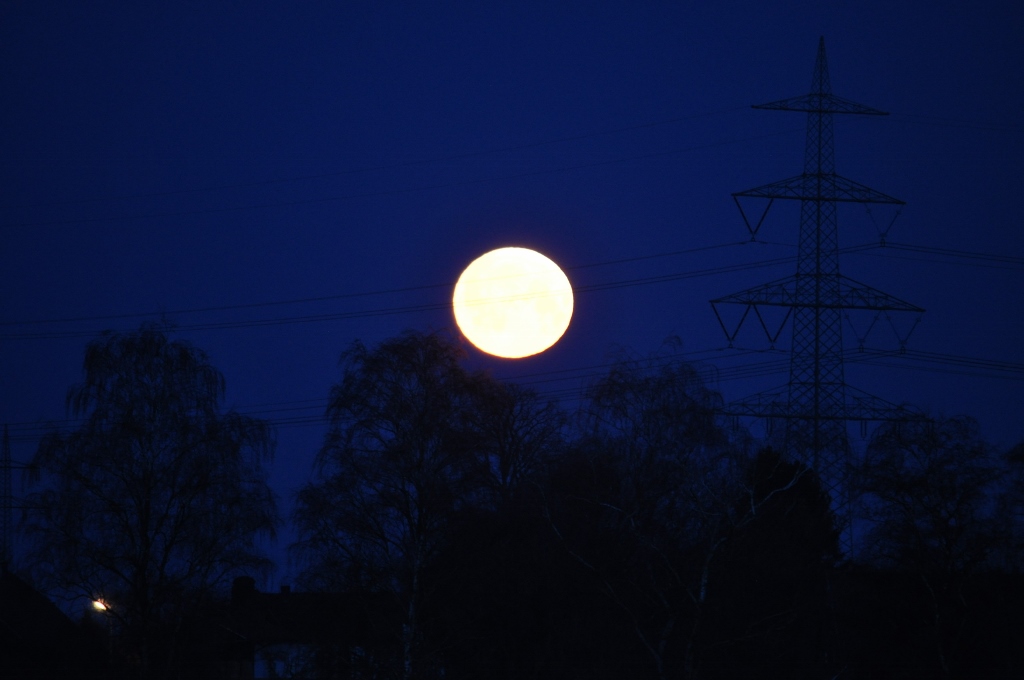 Monduntergang um 5.45 Uhr am Kohlekraftwerk Hamm-Uentrop