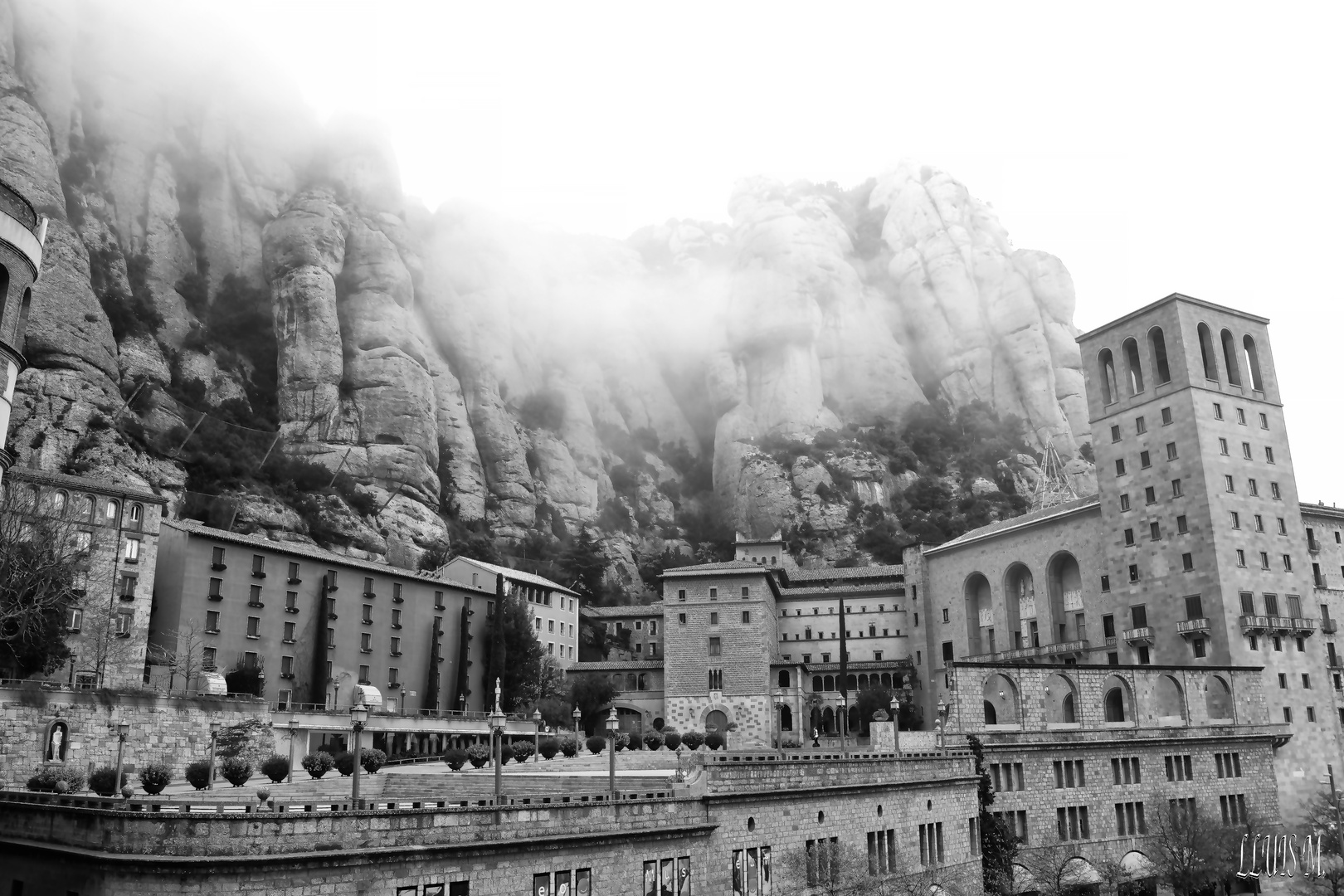 MONESTIR DE MONTSERRAT CON NIEBLA. 