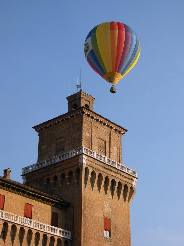 Mongolfiera sul Castello Estense