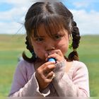 Mongolisches Mädchen mit Luftballon und Rotznase