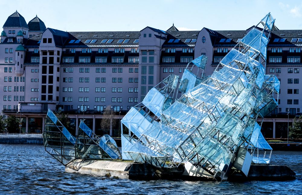 Monica Bonvicini Skulptur; das gekenterte Schiff im Hafen Oslo