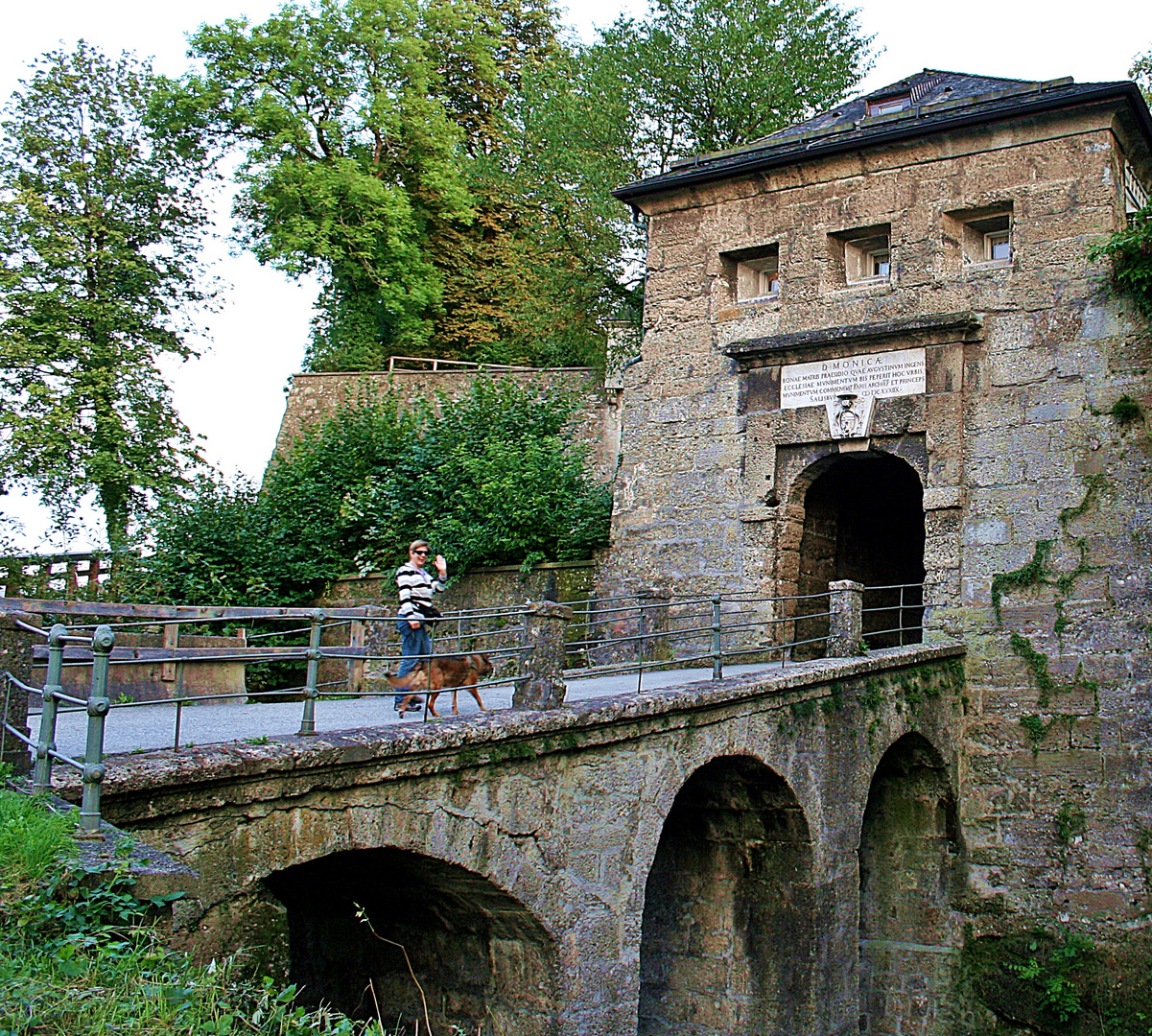 Monika-Pforte in Salzburg mit Spaziergängerin u. Hund