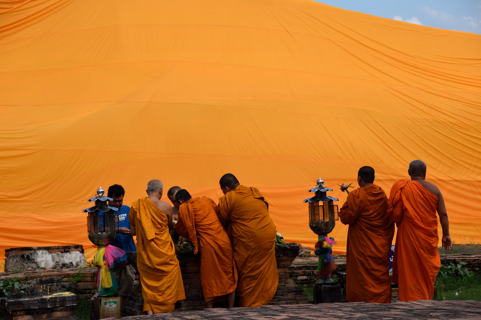 Monjes frente a el gran Buda acostado en Ayutthaya