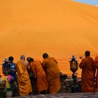 Monjes frente a el gran Buda acostado en Ayutthaya