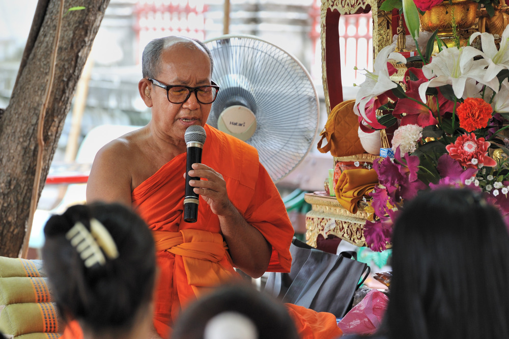 Monk at Wat Arun 04