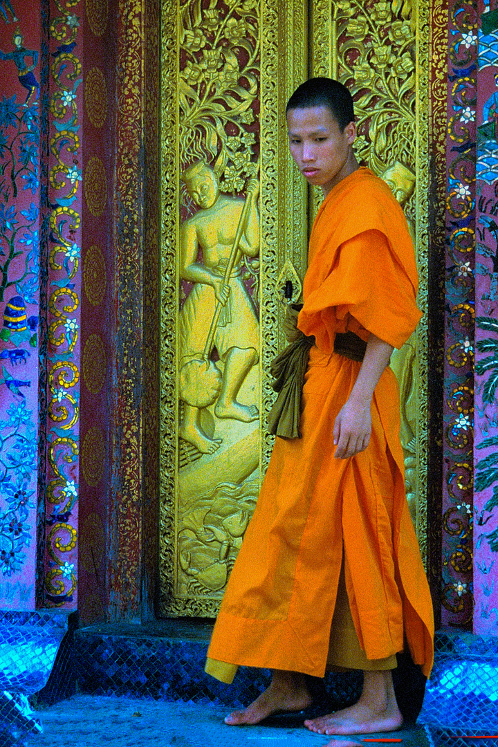 Monk in Wat Xiengthong