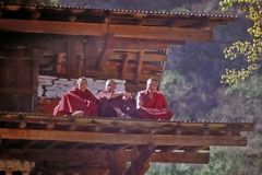 Monks as the audience on the roof top