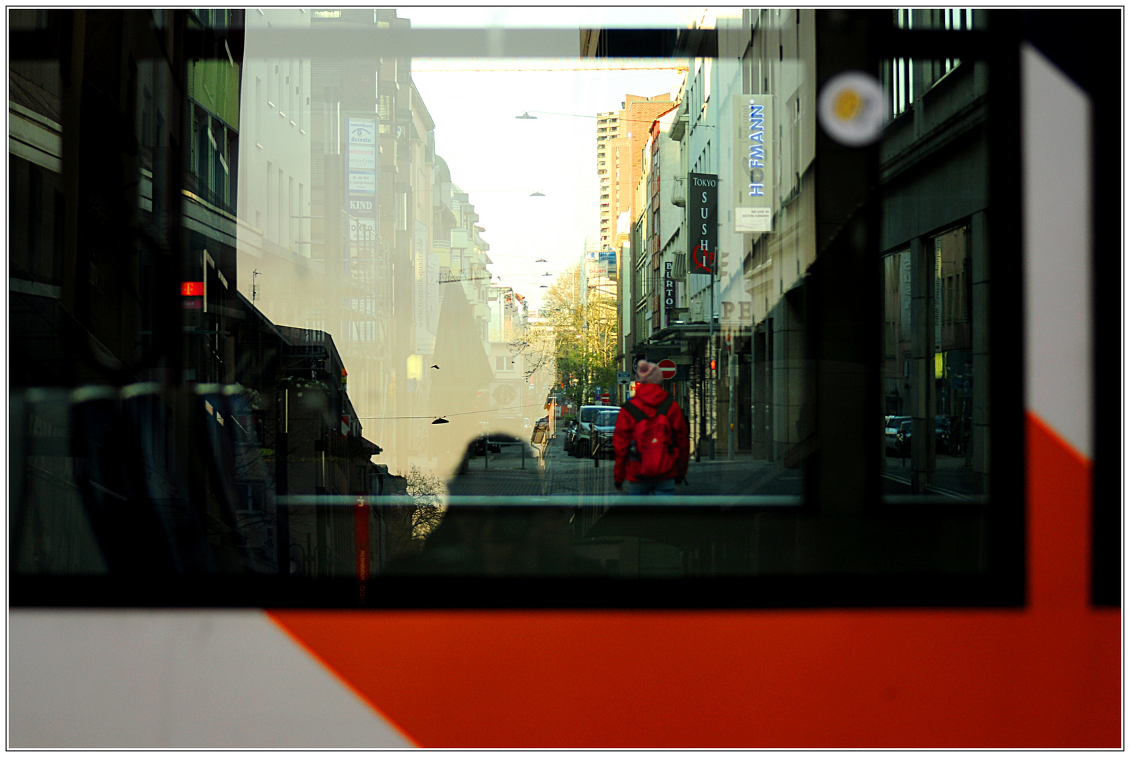 Monnem - Blick durch die Straßenbahn