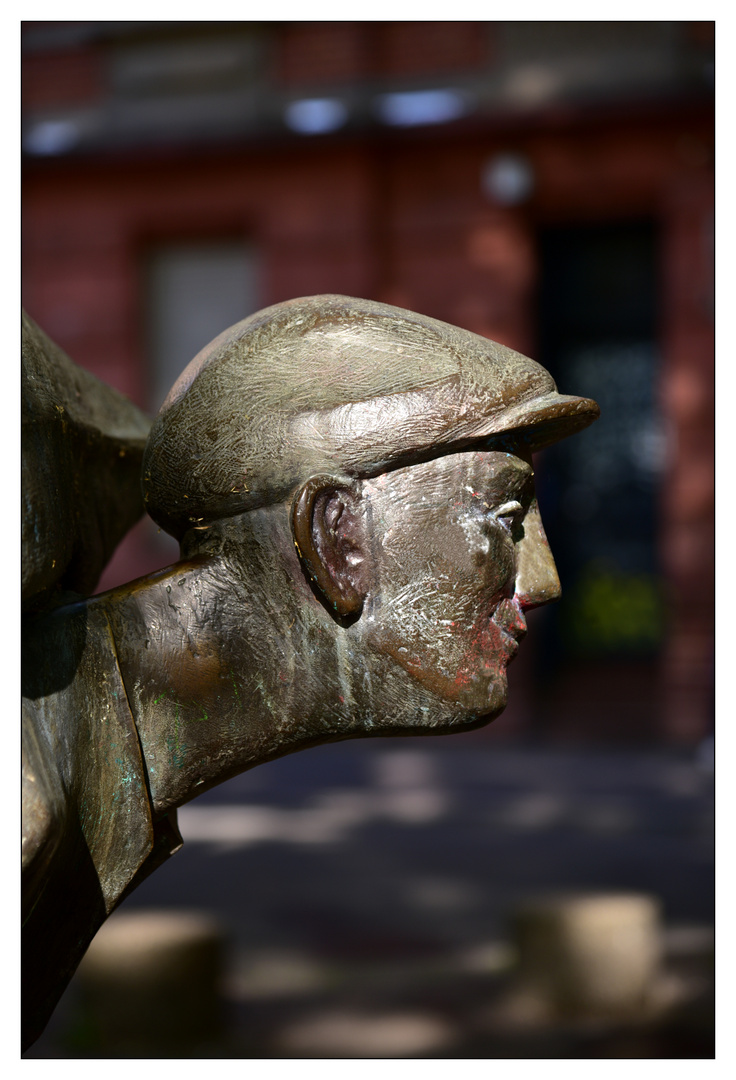 Monnem - Detail Sackträgerdenkmal