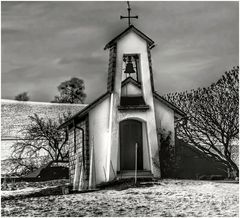 Monochrom ist die Winterlandschaft, auch ohne viel "dazutun"....