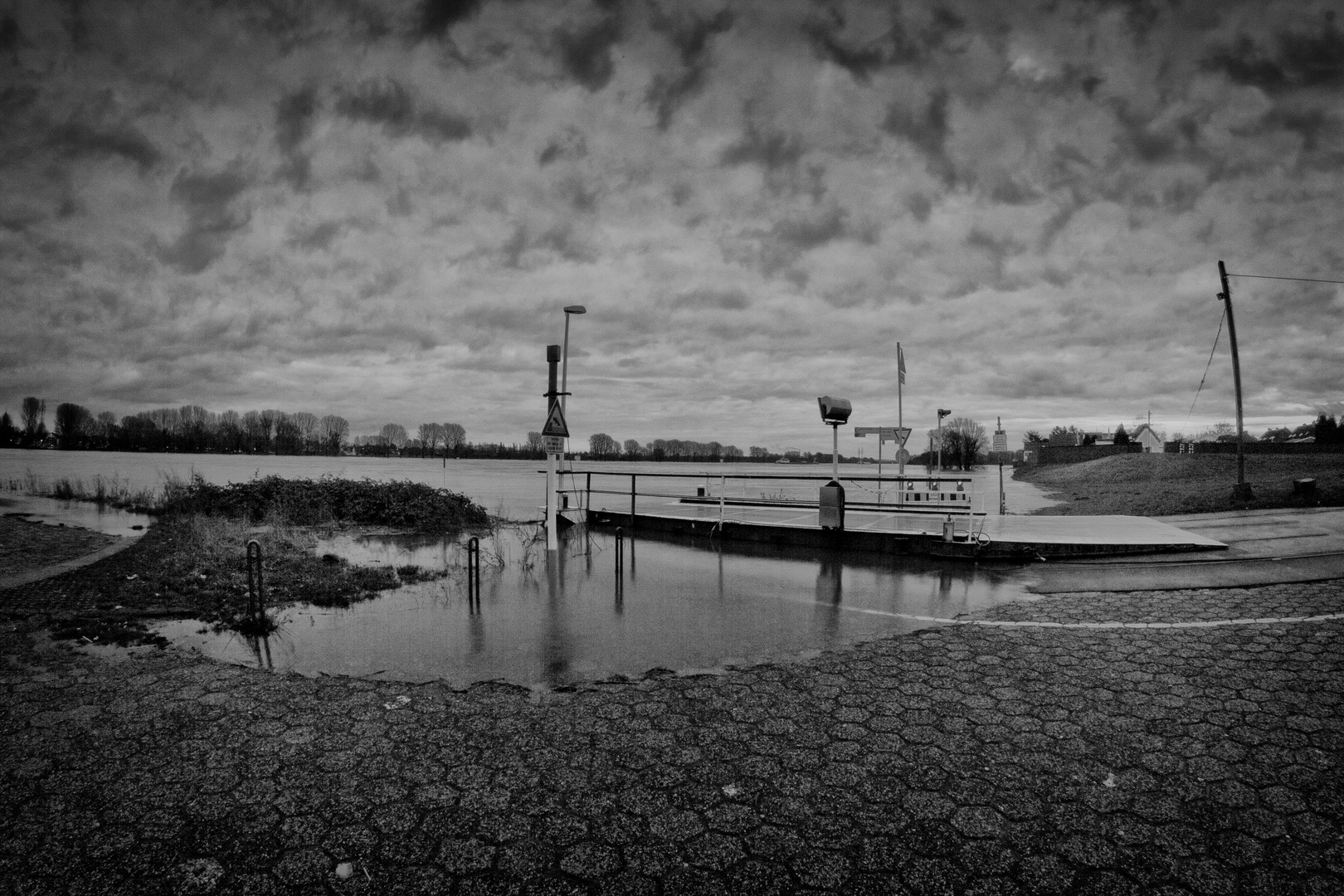 Monochrome Rheinfähre