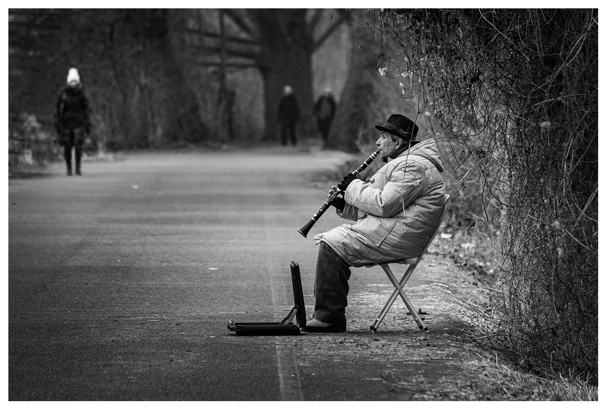 Monochrome Straßenmusik