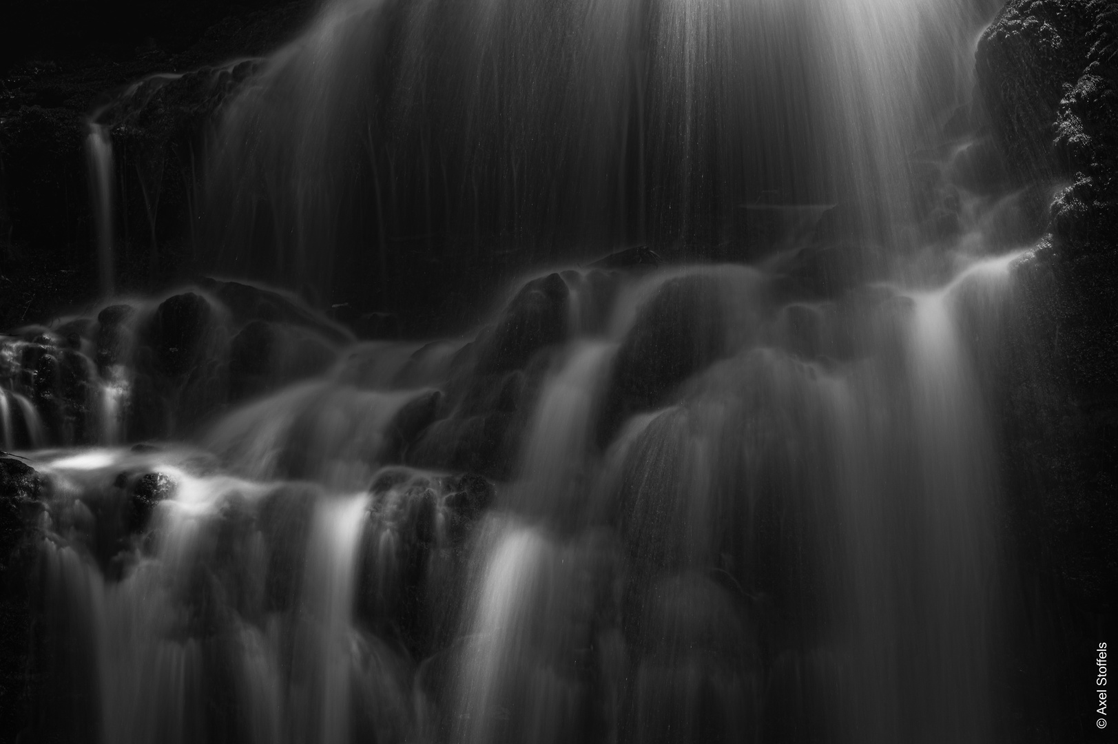 Monochromer Wasserfall