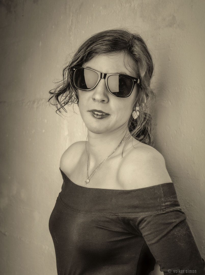 Monochromes Portrait mit Sonnenbrille und Herz