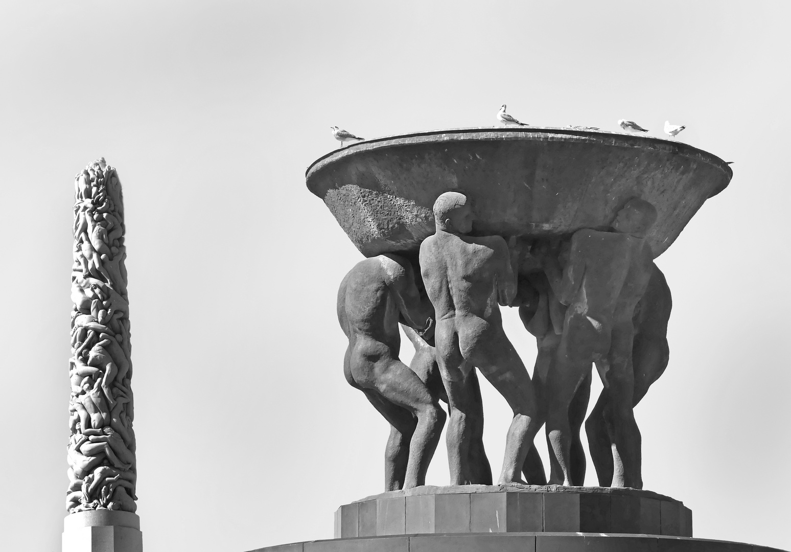 Monolith und Brunnen