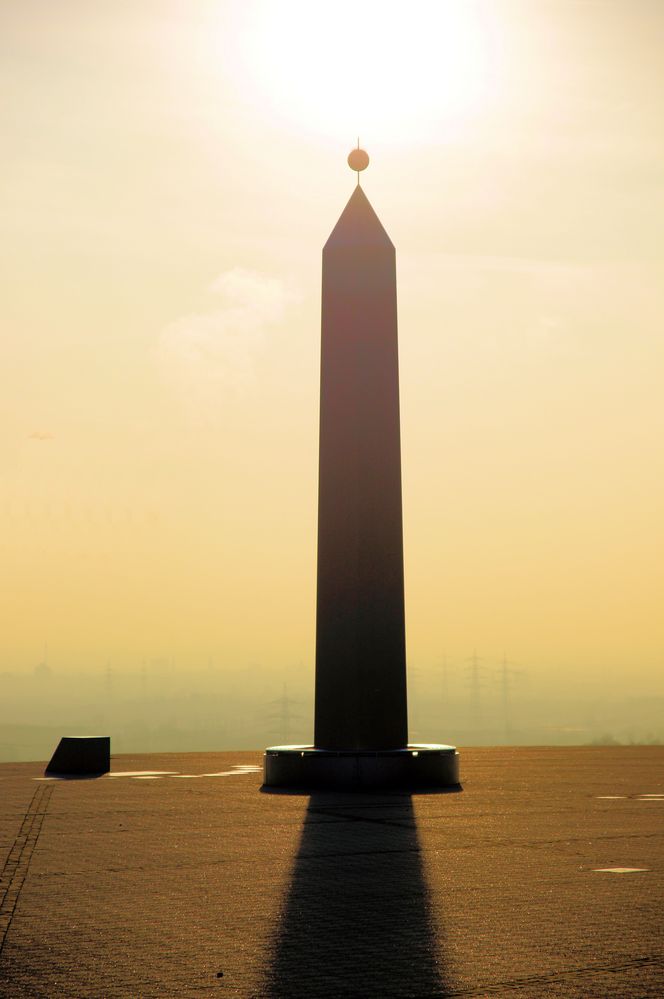 Monolith zeigt zur Sonne, (Auf der Halde Hohenwarth)