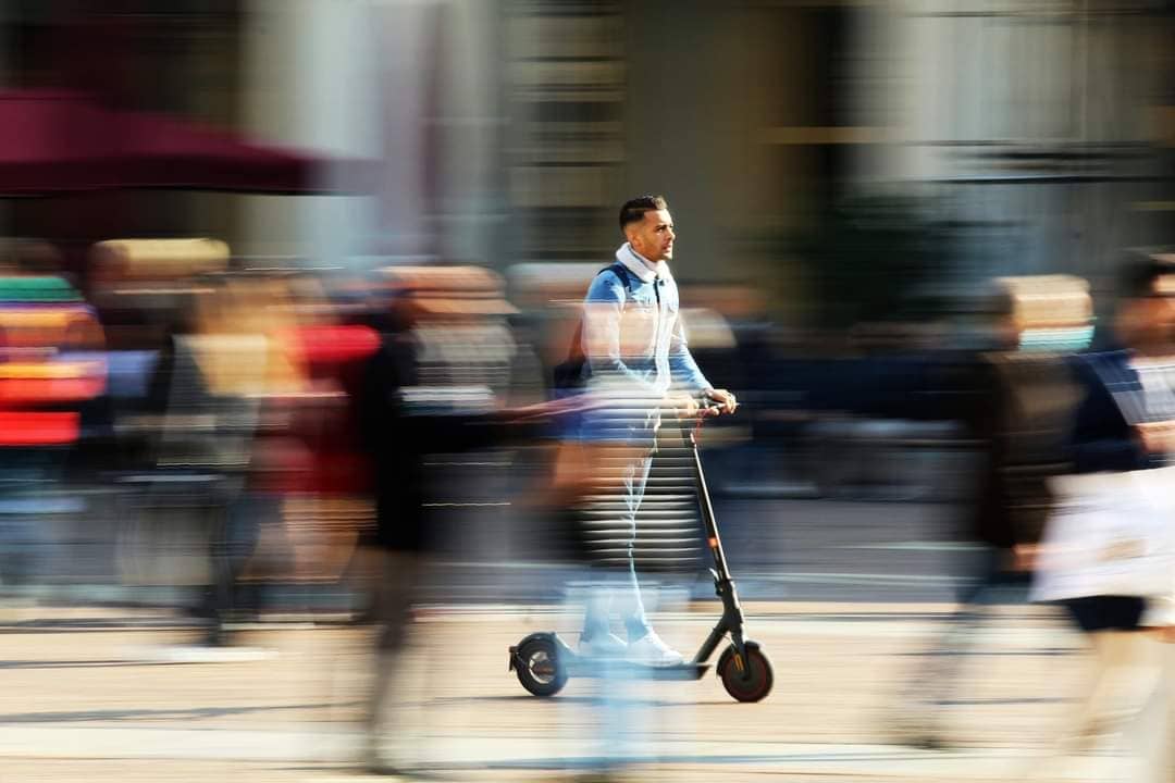 Monopattino tra la gente