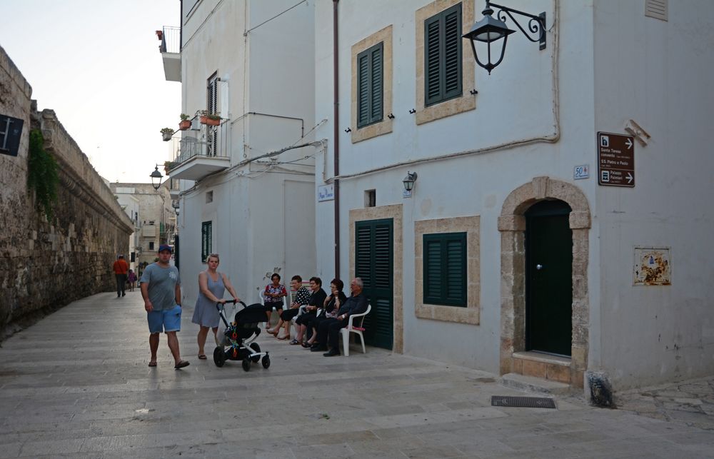 Monopoli - street life