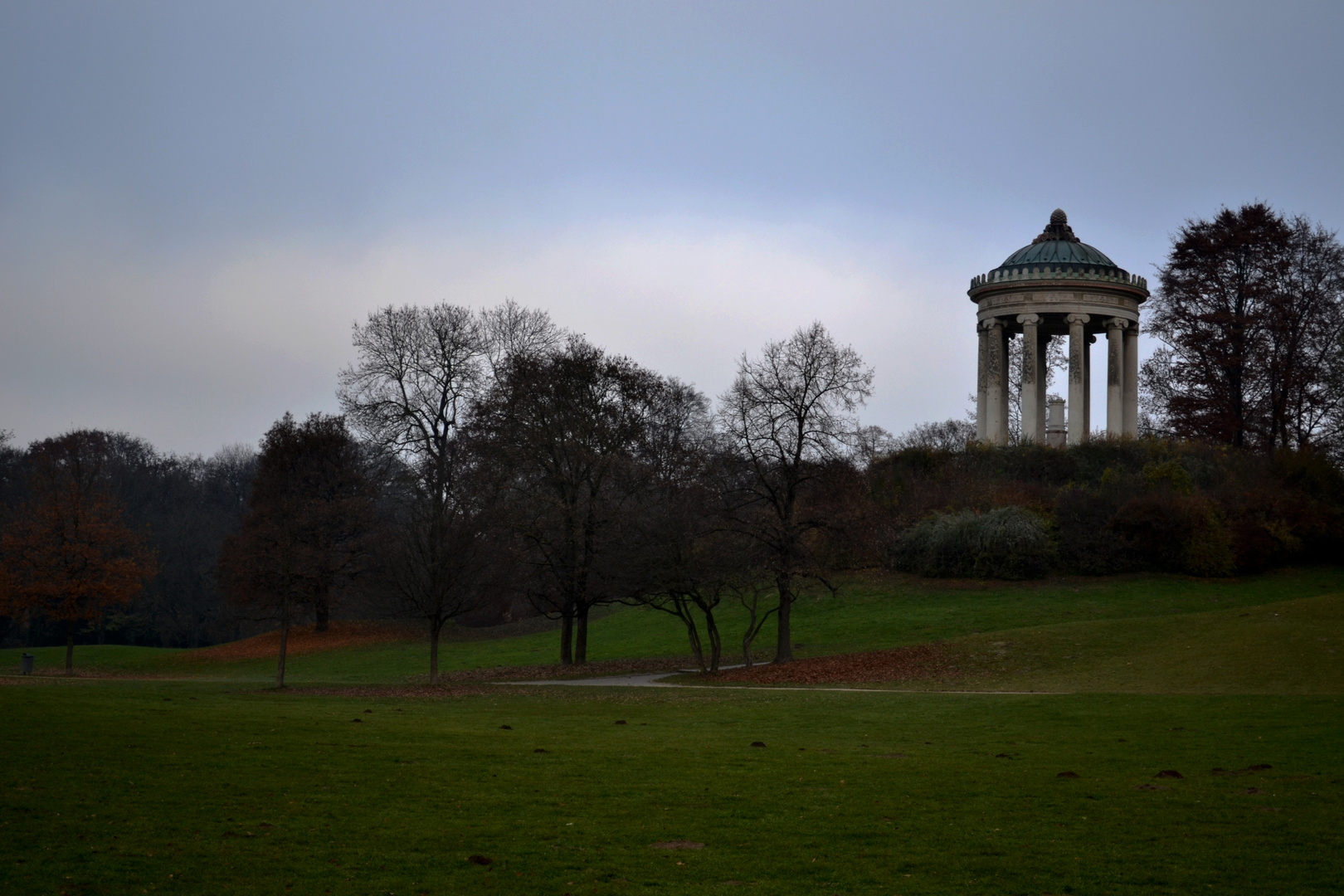 Monopteros. Foto & Bild architektur, farbe, englischer garten Bilder