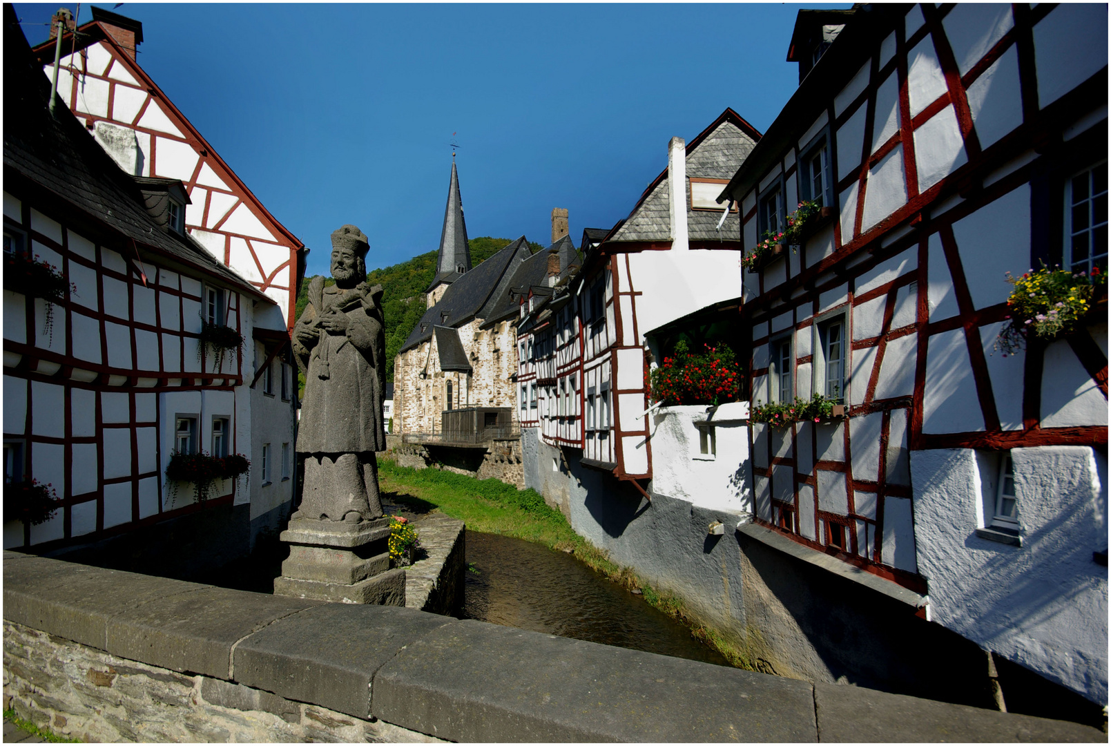 Monreal (Bilderbuchdorf in der Eifel) -1-