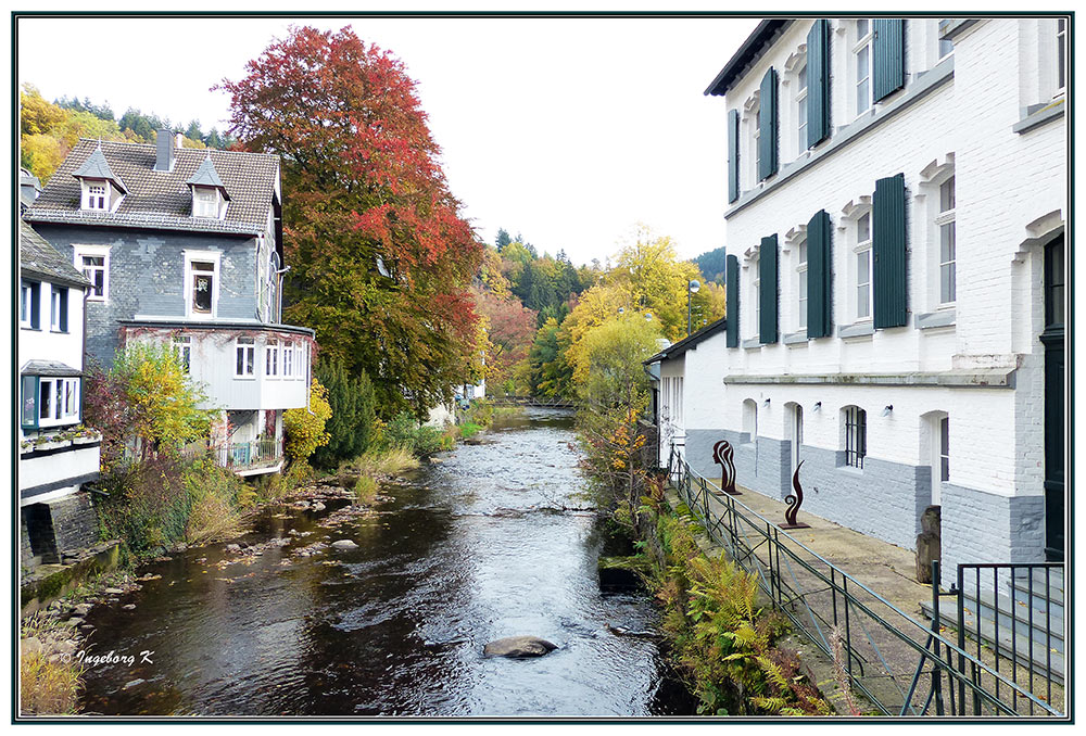 Monschau an der Ruhr im bunten Herbstkleid