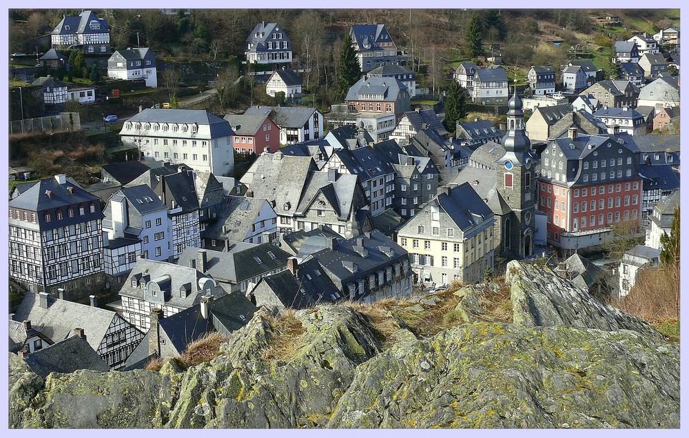 Monschau im felsigen Rurtal