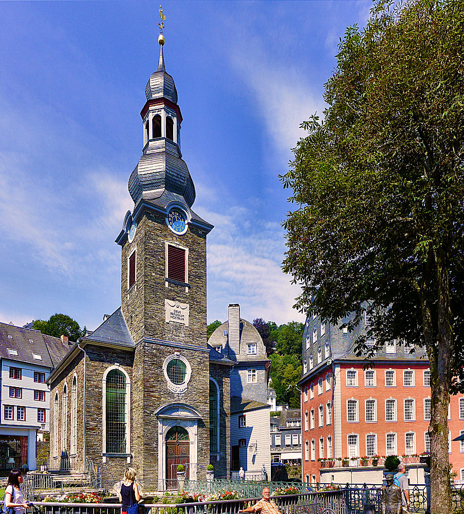 Monschau - Stadtkirche und Rotes Haus