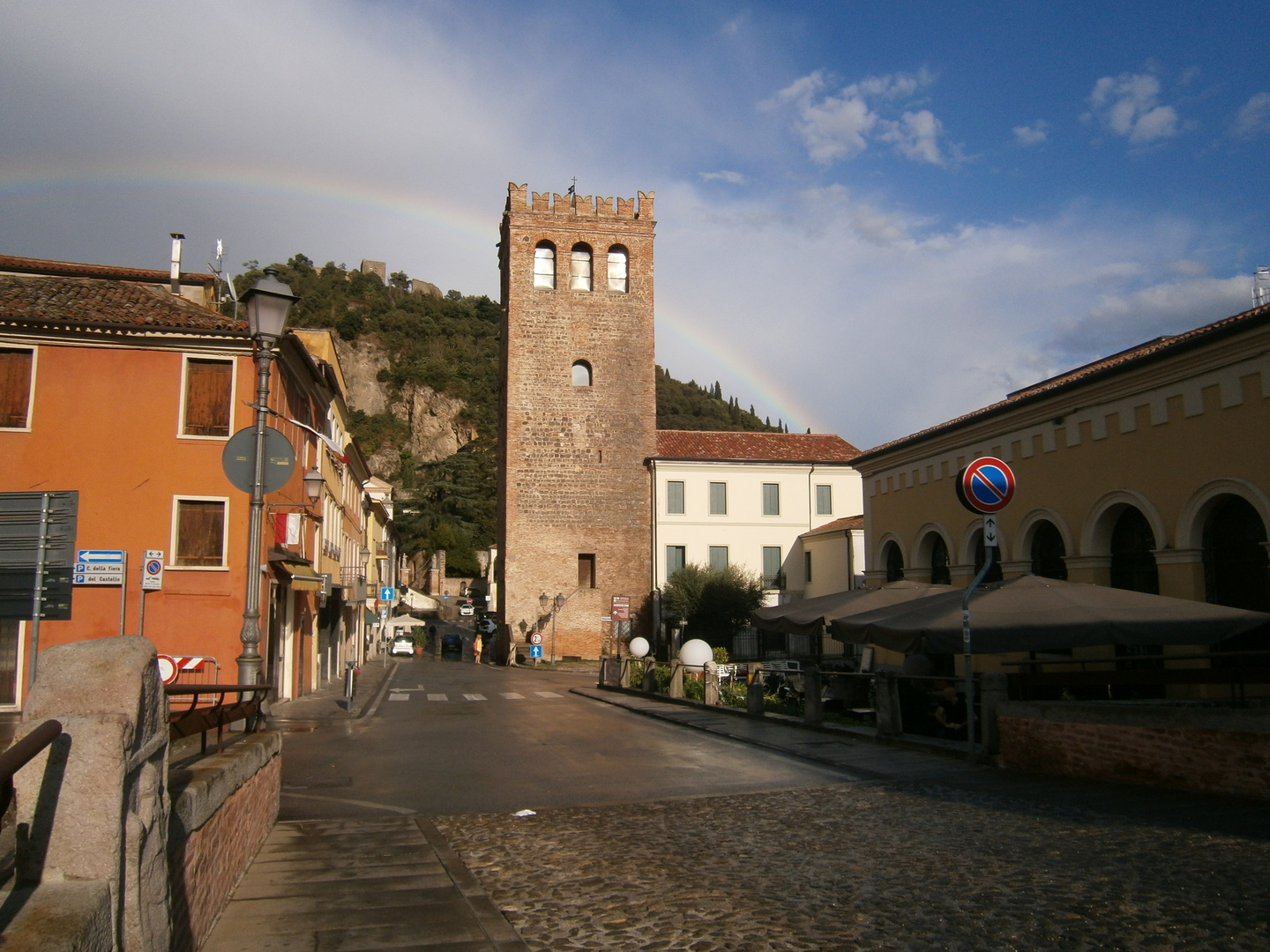 Monselice (Pd): dal Ponte della Pescheria, verso la Torre Civica di Piazza Mazzini.