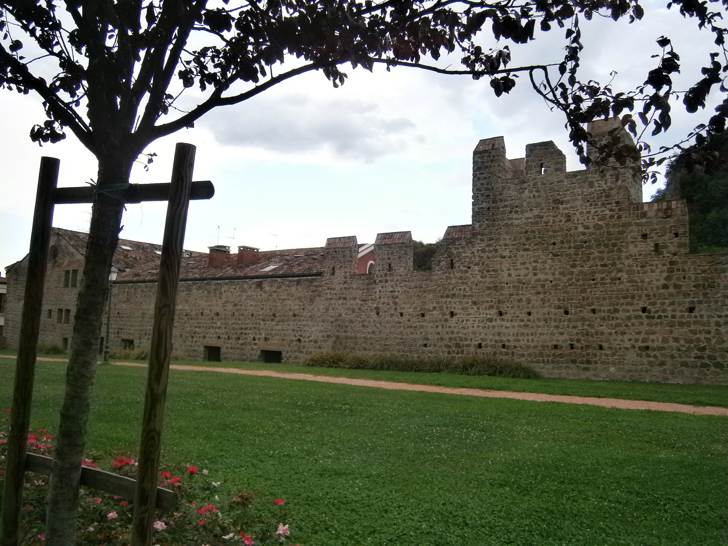 Monselice (Pd): le mura medievali viste da Via Argine Destro.