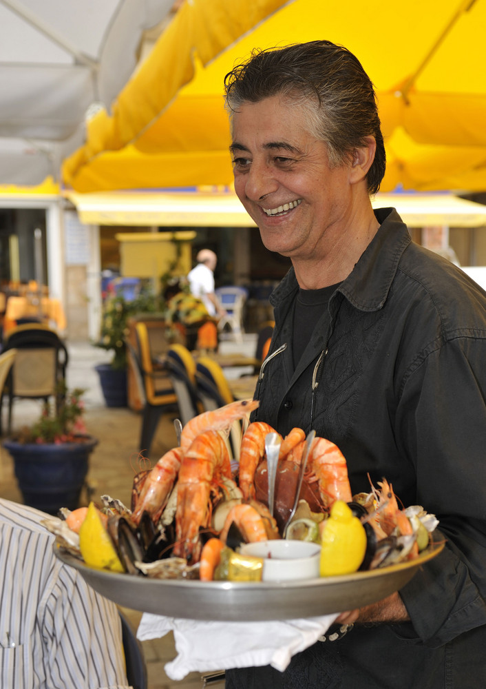 Monsieur serviert Seafood in Calvi