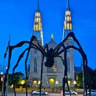 Monster-Spinne vor Kirche