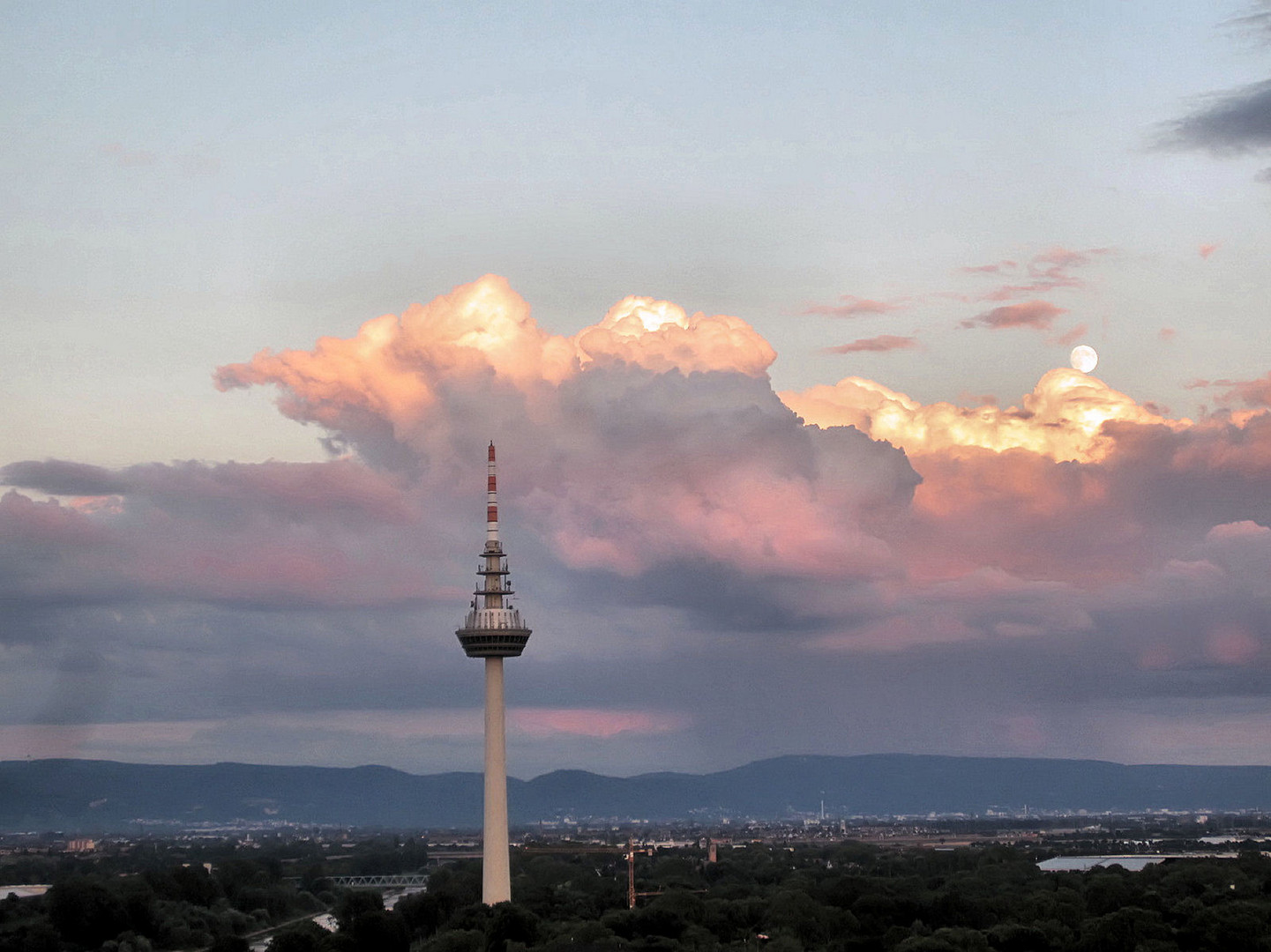 "Monster" über den Fernmeldeturm