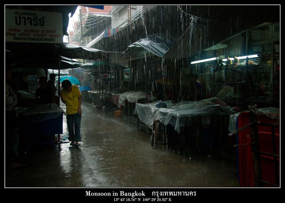 Monsun auf dem Amulett-Markt, Bangkok