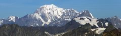 Mont Blanc der höchste Berg Europas, auch Monarch genannt mit seinen Vasallen aus 70km Entfernung