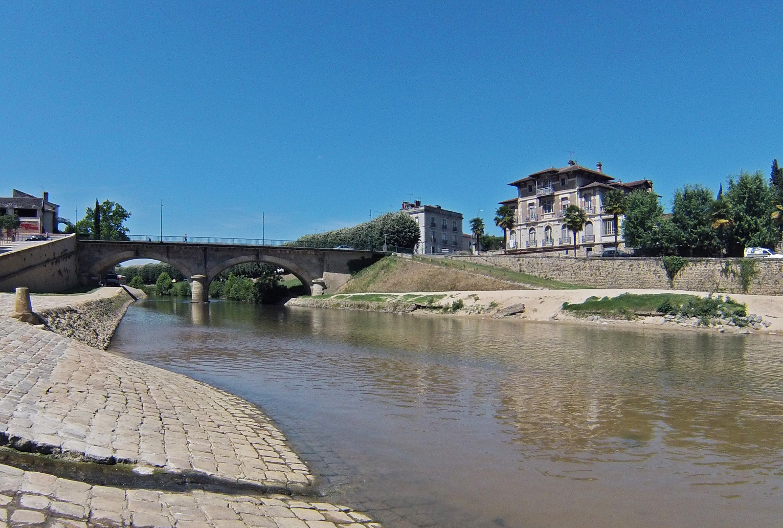 Mont-de-Marsan : La Midouze après la confluence Douze / Midou,  la Villa Mirasol et l’abreuvoir