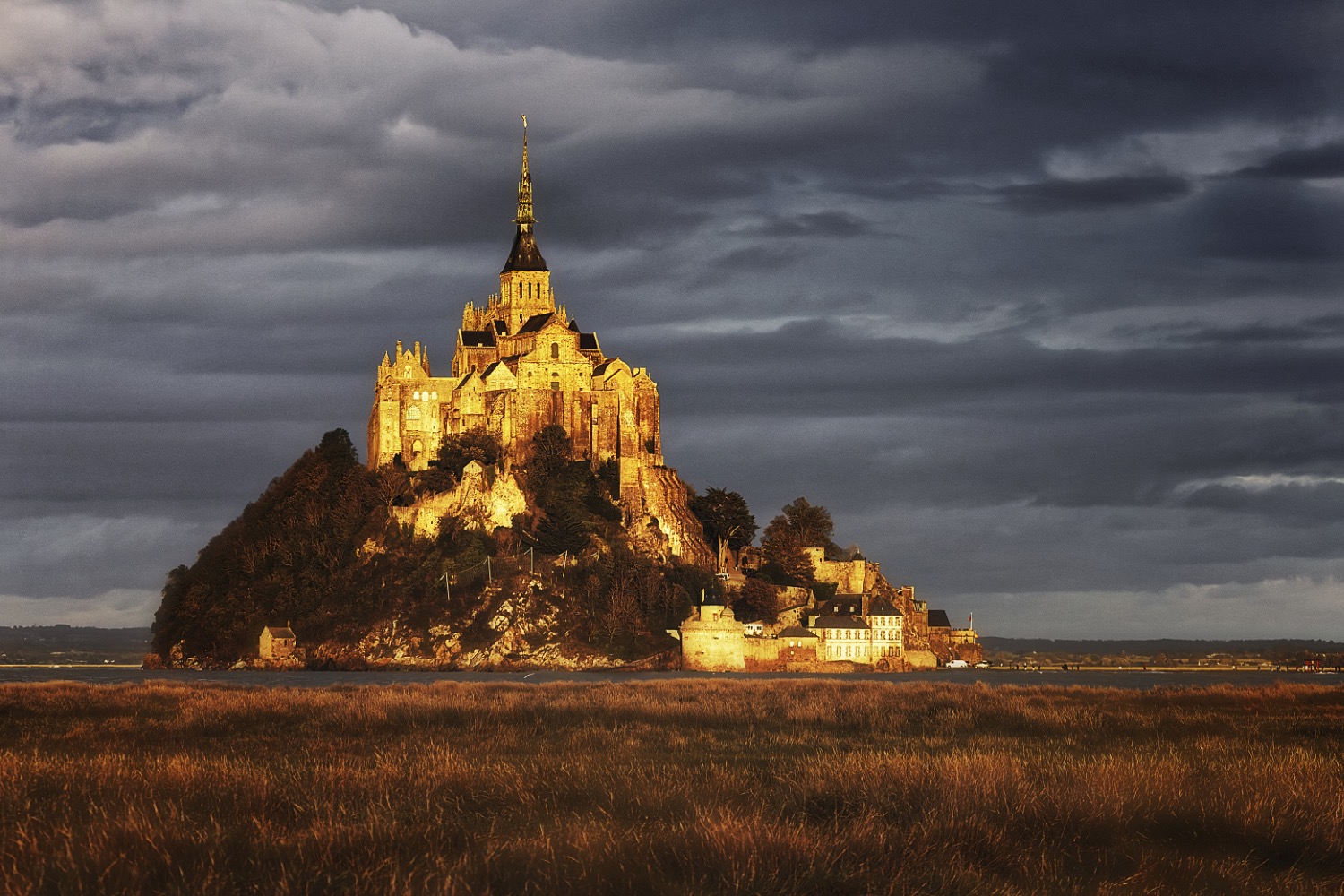 Mont Saint Michel im gülden Abendlicht